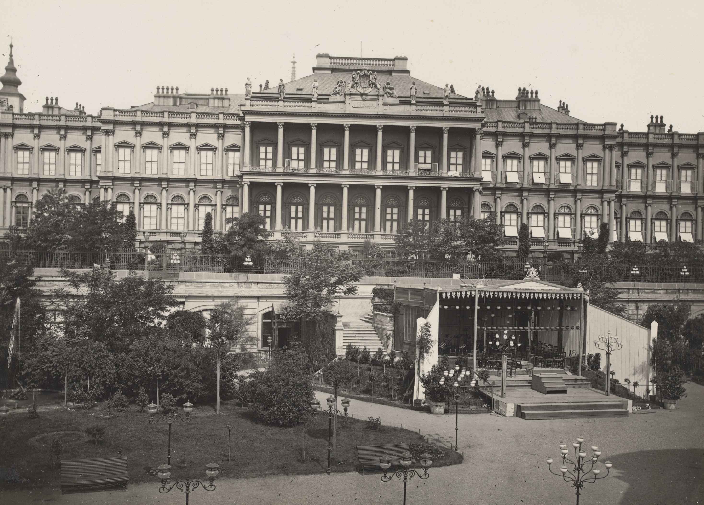 Palais Coburg und Gartenbaugebäude um 1870 [10]
