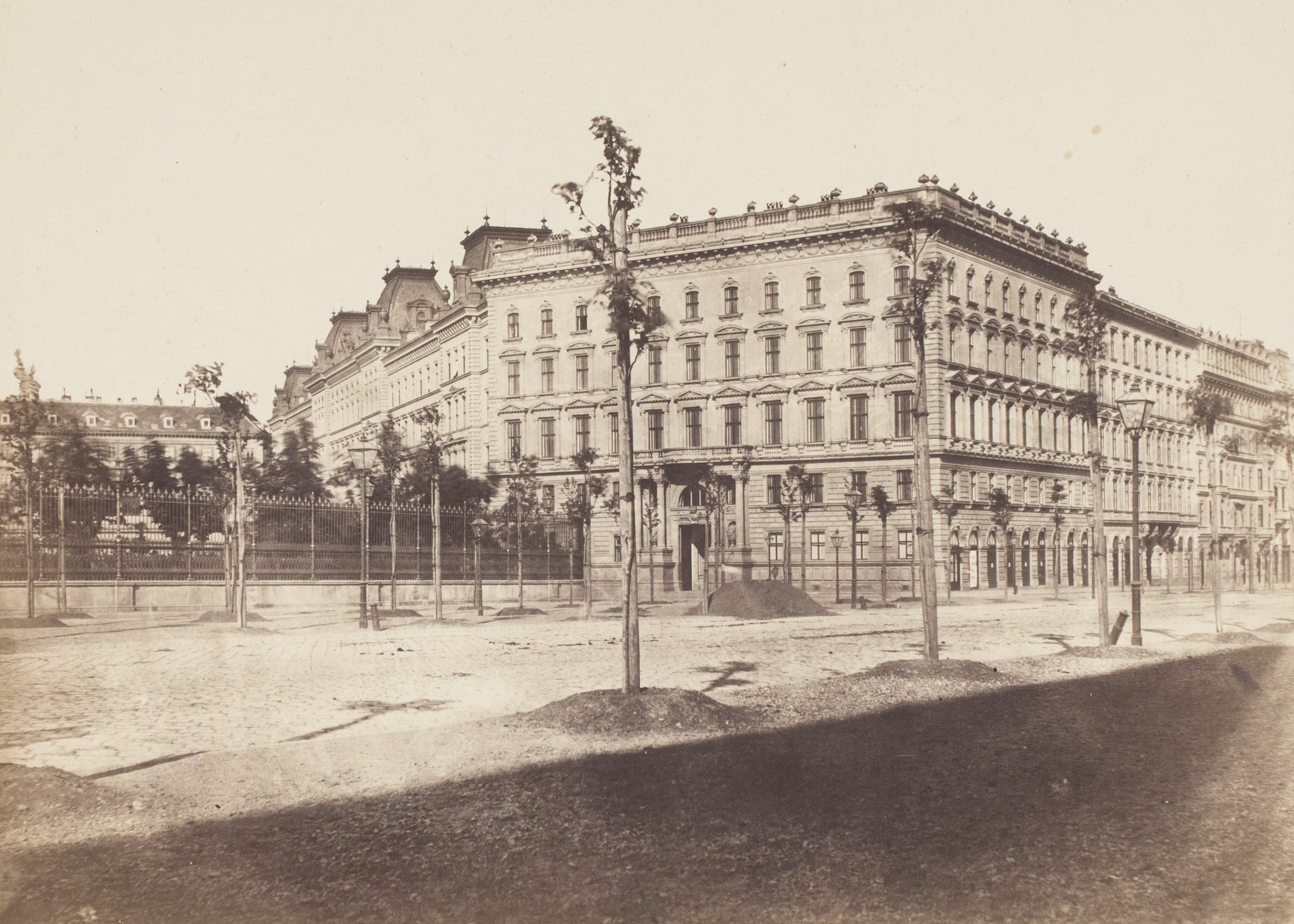 Albrechtspalais, Hanuschhof, um 1870[2]