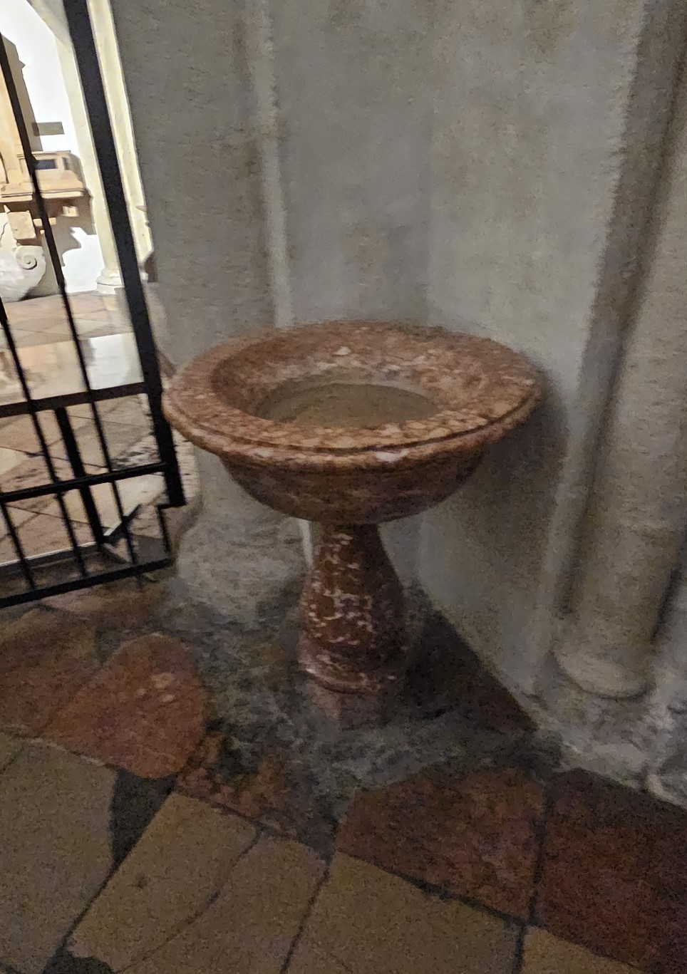 Weihwasserbecken der Michaelerkirche