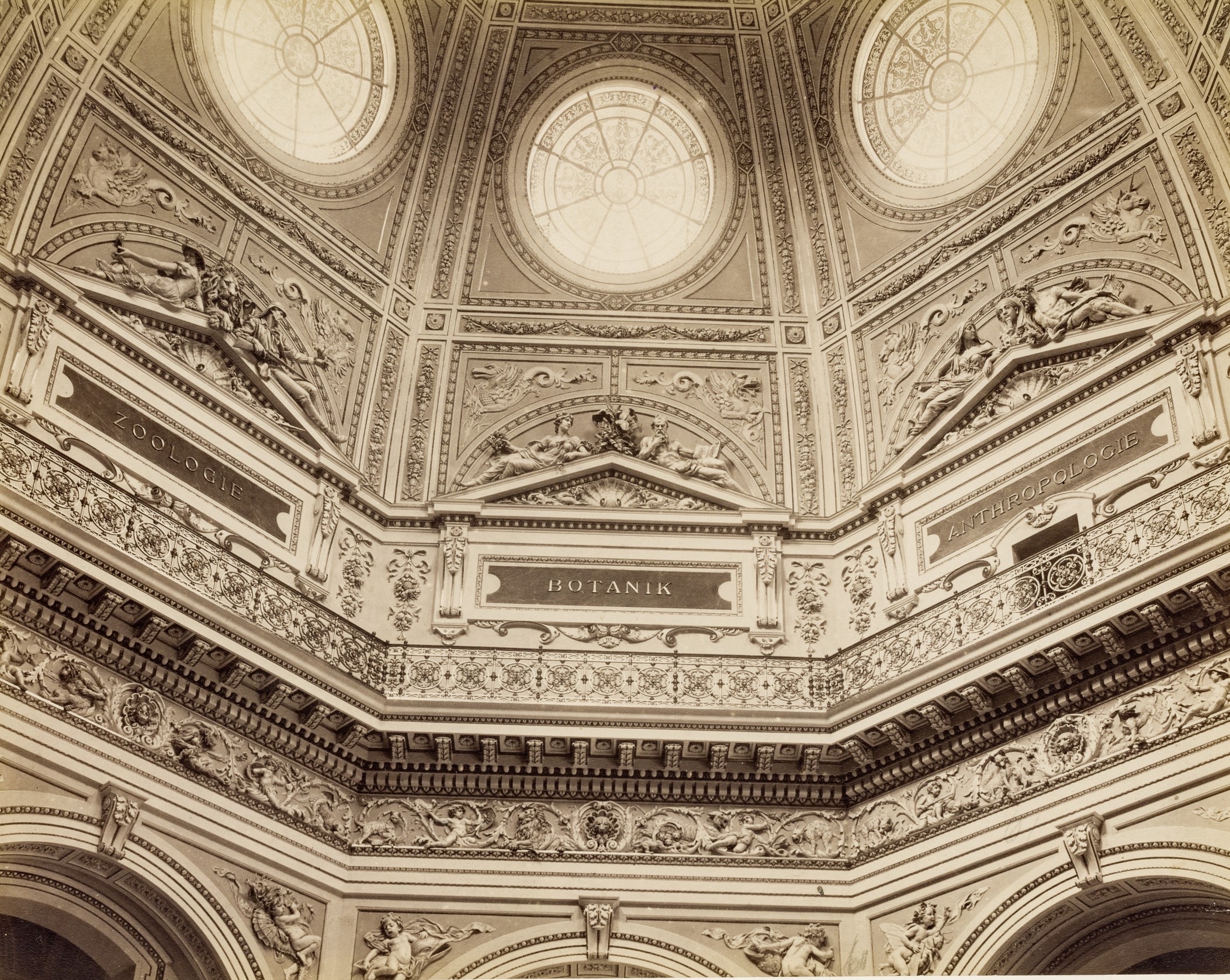 Obere Kuppelhalle, innen (um 1890)</ref>Unbekannt (FotografIn), 1., Maria-Theresien-Platz - Naturhistorisches Museum - Innenansicht - Detailansicht Obere Kuppelhalle, um 1890 (Aufnahme), Wien Museum Inv.-Nr. 95340/25, CC0 (https://sammlung.wienmuseum.at/objekt/590938/)</ref>