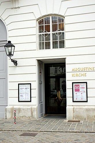 Das Hauptportal der Augustinerkirche