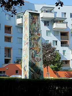Obelisk mit Tierdarstellungen im Hofbereich