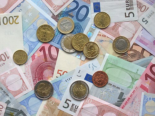 Euro – Buchgeld ab 1999, Bargeld seit 2002.