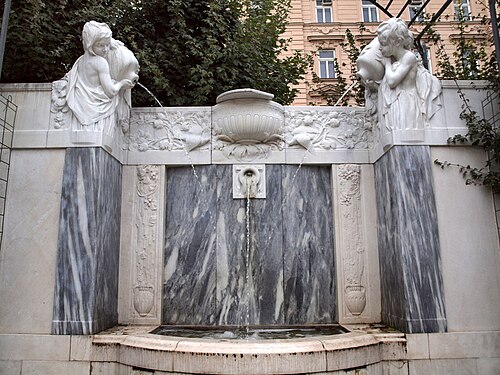 Elisabeth Denkmal Volksgarten Seitenbrunnen.jpg
