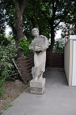 Natursteinplastik Die Ährenträgerin vor der Wohnhausanlage Schlachthausgasse 3