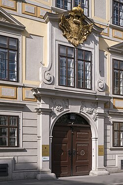 Portal und Fensterbekrönung heute