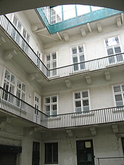 Innenhof mit Pawlatschen