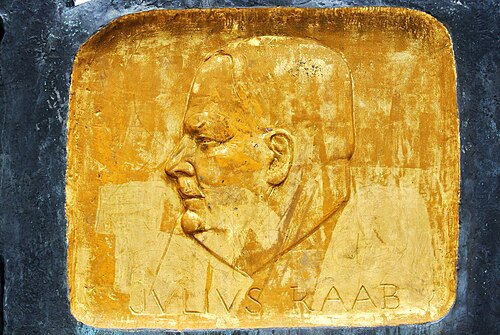Jullius Raab Denkmal Medaillon von Toni Schneider-Manzell.jpg